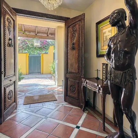 In Great Location Villa Marbella